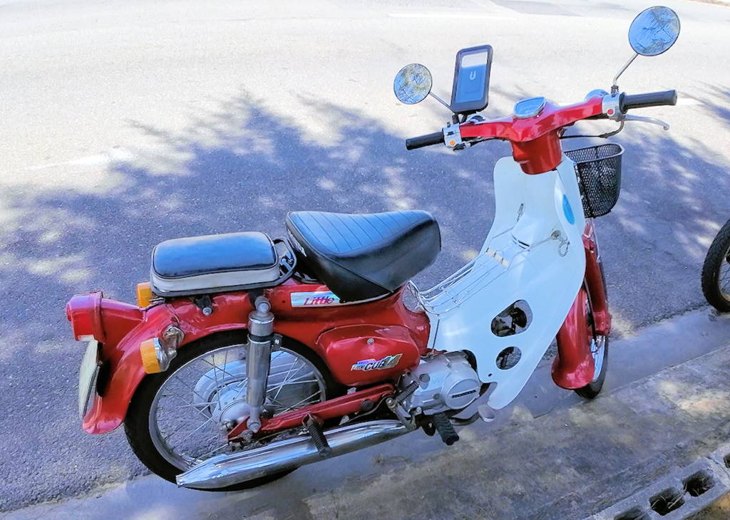 Scooteren Pouline - en Honda Cub